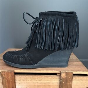 Minnetonka Black Suede Fringe Wedge Moccasins Size 7.5 EUC